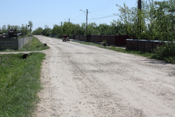Lucrări de asfaltare la drumul comunal din Glăvănești