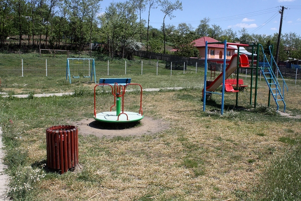 Parc de joacă pentru copii din localitatea Glăvănești